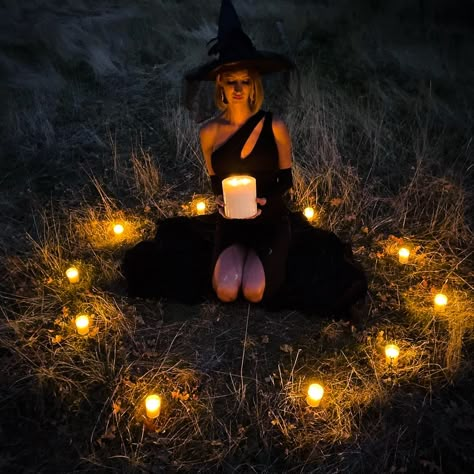 Witch Pictures Ideas, Halloween Boudier Ideas, Witchy Photo Shoot Ideas, Witchy Themed Photoshoot, Simple Halloween Photoshoot, Witch Theme Photo Shoot, Halloween Spooky Photoshoot, Halloween Women Photoshoot, Indoor Halloween Photoshoot