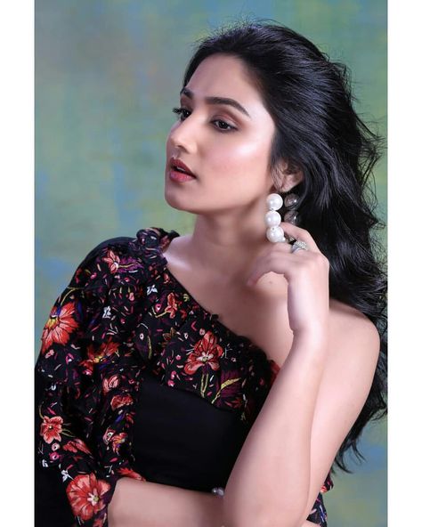 Donal Bisht, Bollywood Retro, Facebook Profile Picture, Indian Tv Actress, Beautiful Photoshoot, Photo Wallpaper, Cover Photos, One Shoulder Blouse, Profile Picture