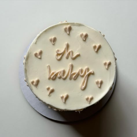 Gender Reveal Cake Simple White, Gender Reveal Ideas Simple At Home, Gender Reveal Birthday Cake, Cute Gender Reveal Ideas Creative, Minimalist Gender Reveal Cake, Pregnancy Announcement Cake Ideas, Gender Reveal Cake Simple, Diy Gender Reveal Cake, Gender Cake Ideas