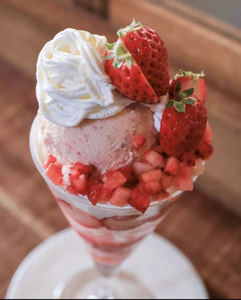 Strawberry Parfait, Aesthetic Foods, Food Dessert, Aesthetic Food, Food Ideas, Honey, Ice Cream, Yummy Food, Dessert