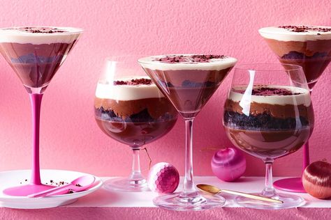 What do you get when you cross a cocktail with a dessert? Utterly decadent deliciousness, that's what. You’ll need six 1-cup glasses. Espresso Martini Trifle, Classic Pavlova, Pavlova Christmas, Classy Desserts, Chocolate Trifle Desserts, Banoffee Tart, Banoffee Cheesecake, Chocolate Mirror Glaze, Expresso Martini