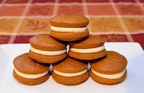 Strawberry Whoopie Pies, Pie Recipes Easy, Caramel Frosting Recipe, Easy Whoopie Pie, Cake Mix Whoopie Pies, Cookout Desserts, Pumpkin Spices, Salted Caramel Frosting, Whoopie Pie Recipe