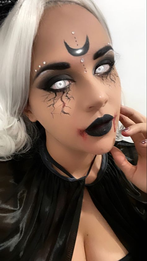 Halloween Makeup, maquillaje de bruja facil y rápido🖤🧡💜 Make Up Bruja, Nun Costume Makeup, Makeup Bruja Halloween, Dark Fairy Makeup, Bruja Halloween, Creepy Clown Makeup, Ghost Makeup, Halloween Outside, Creepy Halloween Makeup