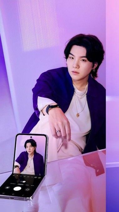 BTS Samsung Galaxy z flip 4 #SamsungUnpacked #SUGA 🤍 Samsung Photos, Suga Bts Swag, Min Yoongi Bts, Z Flip, Min Suga, Bts Yoongi, Daegu, Bts Twt, Bts Boys