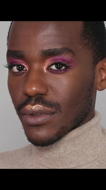 Mens Alt Makeup, Black Drag Makeup, Contour For Men, Mens Eye Makeup, Men Makeup Aesthetic, Makeup Looks For Men, Boys With Makeup, Subtle Purple Eye Makeup, Halloween Makeup Male