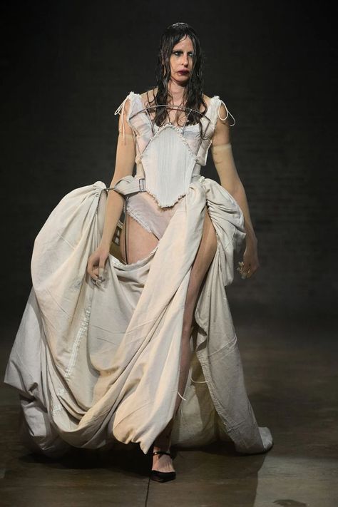 Deconstruction Fashion, Spring 2023 Ready To Wear, 2023 Ready To Wear, Middle Age Fashion, Fashion Portfolio, Spring 2023, Fashion Show Collection, Summer 2023, Fashion Week Spring