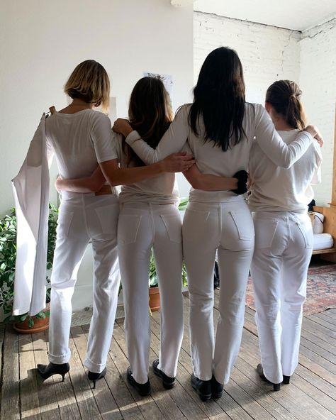 The 11 Best White Jeans—and How to Wear Them, According to Tonne Goodman | Vogue White Levis Jeans Outfit, 501 Jeans Outfit, Tonne Goodman, Levi Jeans Outfit, White Jeans Summer, Neat Dress, Best White Jeans, Ali Macgraw, Form Fitting Clothes