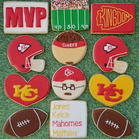 Chiefs Sugar Cookies, Kc Chiefs Cookies, Football Party Cookies, Chiefs Food, Chiefs Cookies, Kc Cheifs, Donut Ideas, Superbowl Desserts, Go Chiefs