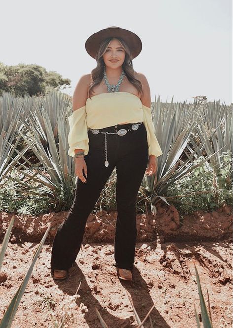 Women Western Outfits Plus Size, Plus Size Jaripeo Outfits Mexican, South Western Outfits Women, Plus Size Western Outfits Cowgirls Curvy Fashion, Mexican Concert Outfit Ideas Plus Size, Plus Size Cowgirl Outfits Concert, Jaripeo Outfits Plus Size, Baile Outfits Jaripeo Plus Size, Plus Western Outfits