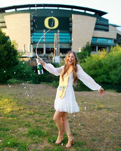 University Of Oregon Graduation, University Graduation Pictures, Graduation University, Grad Nails, Grad Picture Ideas, Graduation Shoot, Nurse Photos, New Grad Nurse, Grad Pic