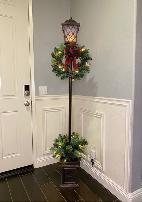 Lamp Posts Front Yard Driveways, Diy Lamp Post Prop, Christmas Light Post Decorations, Christmas Lamp Post Diy, Lamp Post Decorating Ideas, Diy Christmas Decor Outdoor, Lamp Post Christmas Decor, Diy Christmas Lamp Post, Christmas Porch Decorating Ideas Simple