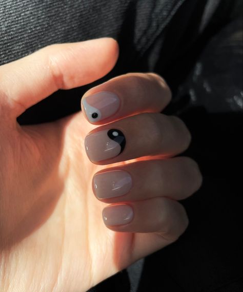 Nude colored nails with yin and yang painted on the middle and index finger. French Tip Nail Designs For Short Nails, Ideas For Really Short Nails, Easy Halloween Short Nail Designs, Ying Yang Short Nails, Short Nails Ying Yang, Short Nail Designs Aesthetic, Sport Short Nails, Really Short Nail Ideas, Nails Black Simple