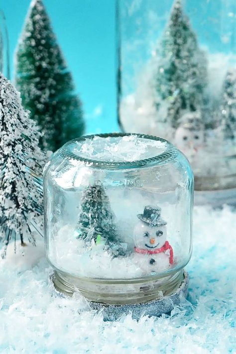 Easy WATERLESS SNOW GLOBES are fun to shake, and so easy to make! Even kids can do it! A fun twist to a traditional winter craft. Learn how + FULL PRINTABLE TUTORIAL at TidyMom.net Diy Snowglobe, Waterless Snow Globe Diy, Waterless Snow Globe, Christmas Table Decorations Diy, Snow Globe Crafts, Globe Crafts, Holiday Table Centerpieces, Diy Christmas Crafts, Diy Snow Globe