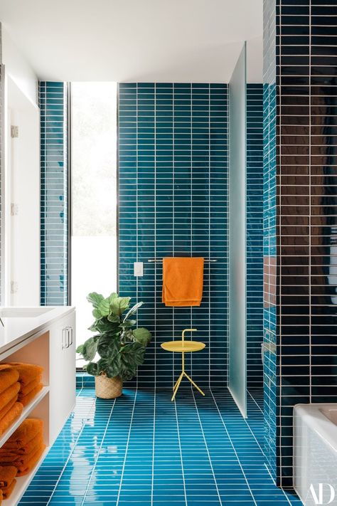 A Pair of L.A. Natives Create Their Own Midcentury Idyll in Austin Photos | Architectural Digest Mid Century Tiles Bathroom, Mid Century Modern Blue Bathroom, Blue Mid Century Bathroom, Mcm Tile, Mcm Bathroom, Design Interior Baie, Design Interior Modern, Bold Tile, Bathroom Floor Tile