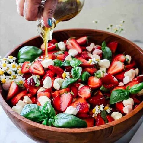 Summer Strawberry Caprese Salad - Oh So Delicioso Summer Strawberry Salad, Strawberry Appetizers, Strawberry Caprese, Honey Balsamic Dressing, Noom Recipes, Gorgonzola Salad, Honey Vinaigrette, Keto Salads, Caprese Salad Recipe