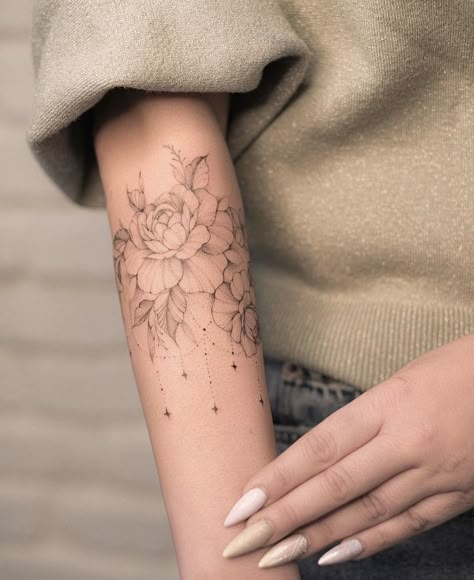 Finger Tattoos For Women, Inside Of Arm Tattoo, Lower Arm Tattoos, Cuff Tattoo, Finger Tattoo For Women, Ankle Tattoos For Women, Fineline Tattoo, Flower Tattoo Arm, Forearm Tattoo Women