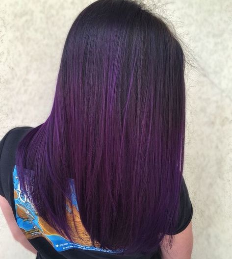 Purple Hair Color Highlights, Pelo Color Vino, Purple Balayage, Dark Purple Hair, Violet Hair, Hair Color Purple, Hair Color Highlights, Hair Color And Cut, Purple Ombre