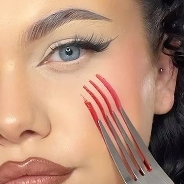 Lois Michella on Instagram: "Halloween Hacks Part Three - Scratches 🐺 With a fork.. ib: @makeupbyash.x Ignore the text being all messed up and the glitch cry😭 Wearing Prima X Lois @primalash_lashes ‘12/08’ lash Using @mehronmakeup paradise paints & @makeuprevolution forever flawless eyeshadow palette #makeupreel #makeupaccount #halloweenmakeup #easyhalloweenmakeup #halloweencostume #fakescratches#sfxmakeup" Scratches Halloween Makeup, Scratch Makeup Halloween, Messed Up Makeup, Scratch Makeup, Spooky Makeup Looks, Halloween Lashes, Maquillage Halloween Simple, Scar Makeup, Blood Makeup