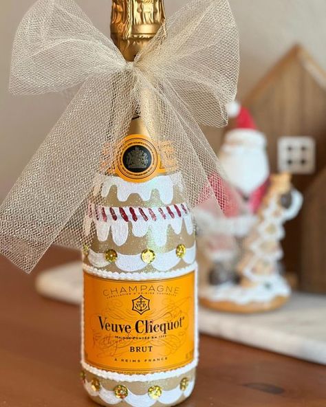 Christmas Champagne Bottle, Decorated Champagne Bottles, Champagne Painting, Christmas Icing, Painting Bottles, Bedazzled Liquor Bottles, Custom Champagne Bottle, Champagne Art, Christmas Champagne