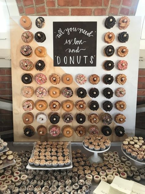 Diy Donut Wall, Donut Wall Wedding, Diy Donut, Donut Stand, Diy Donuts, Wedding Donuts, Donut Bar, Interracial Wedding, Sweet Tables