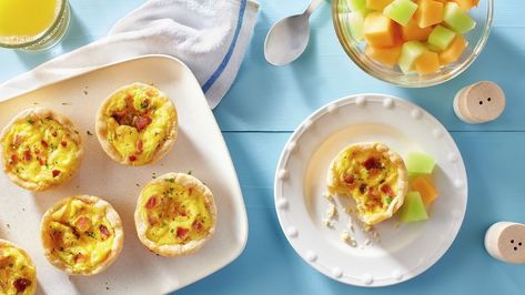 Mini quiches with bacon and cheese are the perfect party appetizer. They also make for a fun twist on breakfast or even dinner. In a hurry? You can bake up a batch in under an hour, thanks to Pillsbury™ Mini Pie Crusts. These handheld delights are sure to be a hit no matter where or when you serve them. Breakfast Mini Pies, Mini Pillsbury Pie Crust Recipes, Pillsbury Mini Pie Crust Quiche, Pillsbury Mini Pie Crust Recipes Breakfast, Pillsbury Mini Pie Crust, Mini Pies Easy, Quiche Mini, Bacon And Cheese Quiche, Recipes Eggs