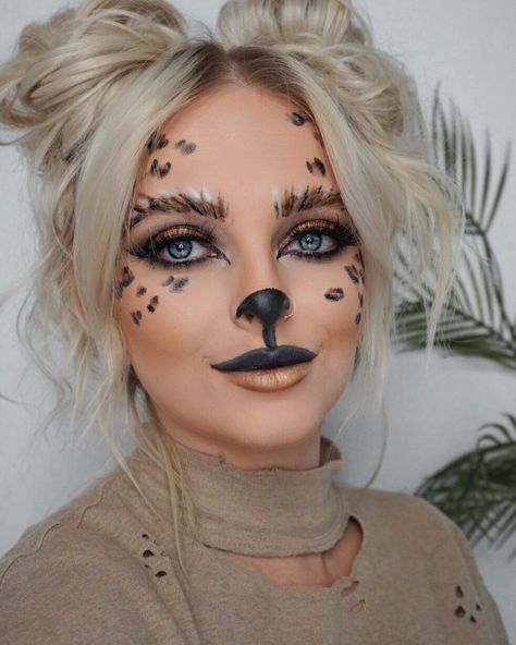 M E G S • C A H I L L on Instagram: “Gggrrrrrrr🐯🐱 . . Make sure to check out this tutorial on @wetnwildbeauty Instagram stories! 🐱I have a full step by step tutorial on this…” Jungle Makeup, Llama Makeup, Sloth Makeup, Halloween Animal Face Makeup, Animal Makeup Halloween, Halloween Makeup Animals, Jungle Animal Makeup, Animal Halloween Makeup, Cute Halloween Makeup Animal