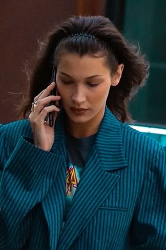 Bella Hadid Headband, Headband 90s, Zig Zag Headband Hairstyles, 90s Zigzag Headband, Zigzag Headband Hairstyles, Zig Zag Headband, Headband Outfit, Chic Hairstyles, Concert Fits