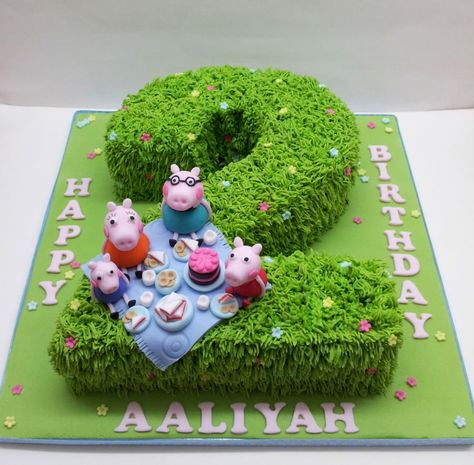 Vanilla sponge birthday cake with buttercream grass and Peppa pig picnic :o) Peppa Pig Muddy Puddle Cake, Tortas Peppa Pig, Mercy Watson, Peppa Cake, Bolo Da Peppa Pig, Pig Cakes, Peppa Birthday, Flat Cake, Greta Gris