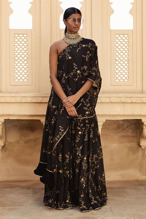 Sabyasachi Lehenga Cost, Sabyasachi Collection, Saree Ideas, Sabyasachi Lehenga, Wedding Lehengas, Lengha Choli, Traditional Indian Jewellery, Destination Wedding Dress, Indian Couture