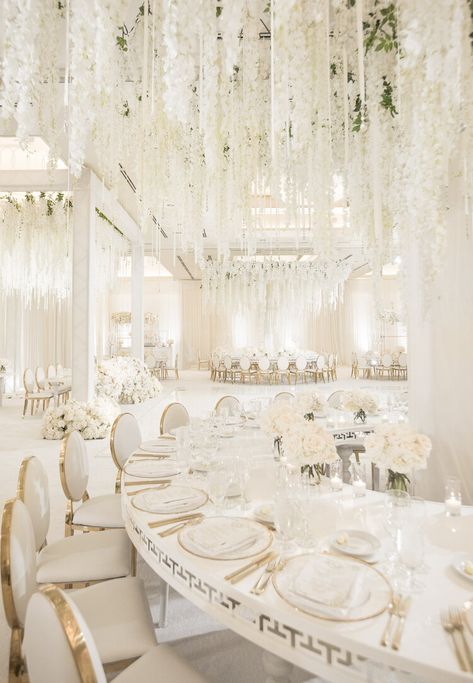 Wedding Room Decorations, White Wedding Decorations, Wedding Hall Decorations, Wedding Decoration Ideas, Church Wedding Decorations, Luxury Wedding Decor, Elegant Wedding Reception, All White Wedding, Beach Wedding Decorations