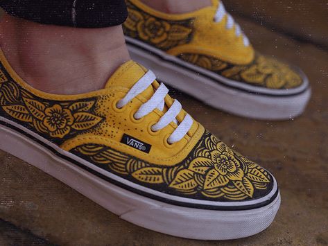 Vans Diy Painted, Vans Painting Ideas, Shoe Customization Ideas, Diy Painted Vans, Drawing On Shoes Ideas, Custom Painted Shoes Vans, Draw On Shoes, Vans Custom Ideas, Vans Customized