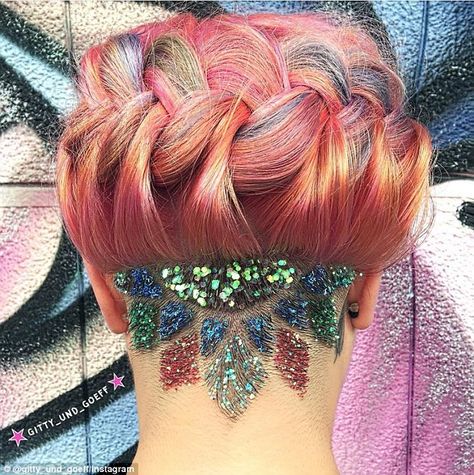 As Halle Berry gets a tattoo, a hairstylist tells what you need to know about the look Hair Tattoo Designs, Trendy We Fryzurach, Shaved Design, Cool Hair Designs, Undercut Designs, Hair Tattoos, Festival Hair, Colorful Hair, Undercut Hairstyles