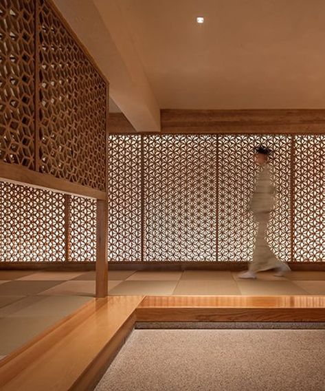 tsutsumi and associates applies an asanoha pattern to japanese restaurant Brutalism Interior, Japanese Interior Design Modern, Asanoha Pattern, Japanese Restaurant Interior, Japanese Hotel, Ramen Bar, Long Room, Hotel Floor, Japanese Room