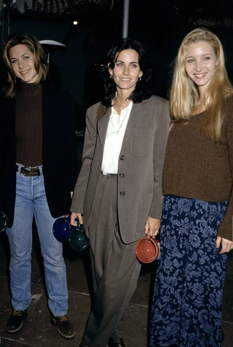 90s Lisa Kudrow, Jennifer Aniston Courtney And Lisa, Courtney Cox Outfits, Lisa Kudrow 90s, Iconic Friends Outfits, Courteney Cox 90s, Courtney Cox 90s, 90s Girl Fashion, Nyc Autumn