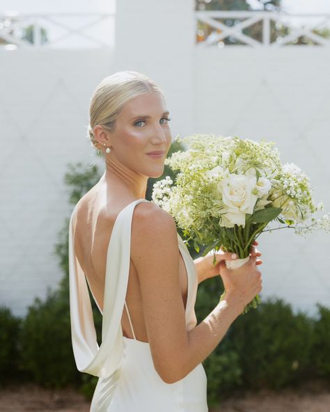 ⁠Kerri looked angelic walking down the aisle. Sporting a sleek bun under her veil and natural glam, she took everyone’s breath away!⁠ 👰🏼‍♀️ •⁠ •⁠ Wed Society | Austin FEATURED vendors:⁠ H&MU: @thinkbrinkbeauty⁠ Rentals: @premiereeventstx ⁠ •⁠ •⁠ // Photo:⁠ @samanthayorkphoto⁠ •⁠ •⁠ Other Vendors:⁠ @wowfactorfloraldesign @alyssamarietx @bbduelingpianos @gati.icecream @tablemannerstx @unbridaledaustin @wishwellhouse⁠ #wswedding #beauty #weddinghair #sleekbun #updo #bridalbeauty Sleek Bun, Natural Glam, Bridal Beauty, Walking Down The Aisle, Wooden Storage, Veil, Wedding Hairstyles, Austin, Walking