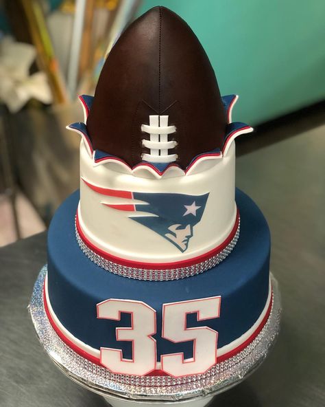 Nfl Cakes Birthday, Football Sheet Cake Ideas, Nfl Cake, Wedding Foods, Sports Themed Cakes, Patriotic Cake, Football Baby Shower, Football Cake, Patriots Football