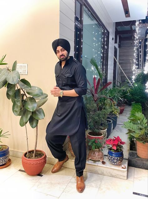 Simple and classy #festival #outfit #wedding #menfashion#kurta Classy Festival Outfit, Black Pathani, Pathani Kurta Pajama, Pajama Men, Kurta Pajama Men, Outfit Wedding, Kurta Pajama, Turban Style, Traditional Wear