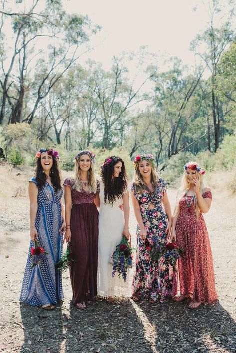 Mismatched Bridesmaid Dresses: 10 Tips to Pull It Off Beautifully Bodas Boho Chic, Bohemian Bridesmaid, Wedding Friends, Bridesmaid Dresses Boho, Hippie Wedding, Mismatched Bridesmaids, Mismatched Bridesmaid Dresses, Salwar Kamiz, Boho Bridesmaid