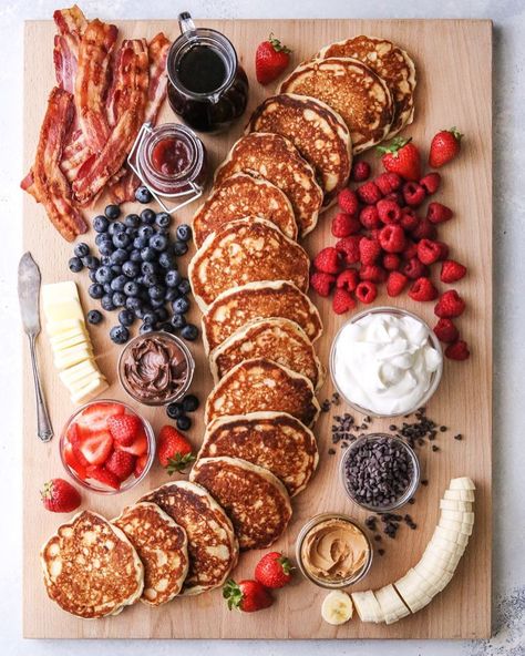 Pancake Board, New Food Trends, Food Recipes Vegetarian, The Best Burger, Charcuterie Inspiration, Party Food Platters, Charcuterie And Cheese Board, Charcuterie Recipes, Christmas Brunch