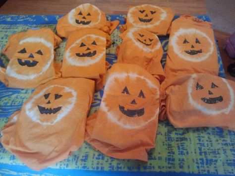 Tie-Dye pumpkin T-Shirts with a link to instructions. Tye Dye Pumpkin Shirt, Diy Halloween Shirts, Pumpkin Patch Kids, Teal Pumpkin Project, Pumpkin Tshirt, Fall Classroom, Class Shirts, Diy Preschool, Teal Pumpkin