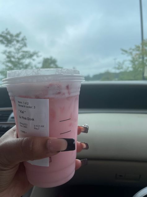 Starbucks Birthday Drink, Dutch Bros Secret Menu, Pink Drink Starbucks, Starbies Drinks, Starbucks Ideas, Drink Starbucks, Starbucks Birthday, Cold Starbucks Drinks, Starbucks Strawberry