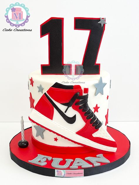 Jordans Cake Ideas, Nike Shoes Cake Design, Jordan Shoe Cake Birthday, Nike Jordan Cake Birthday, Shoes Cake For Men, Nike Shoe Birthday Cake, Sneaker Theme Cake, Sneakers Cake Ideas, Nike Cake Design