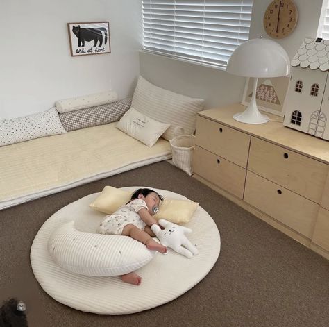 Montessori bedroom inspo Japanese Nursery Room, Montessori Newborn Nursery, Newborn Bedroom, Montessori Bedroom Newborn, Kids Montessori Bedroom, Japanese Nursery, Cozy Kids Room, Japanese Kids Room, Montessori Baby Room