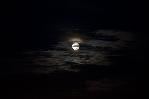 Moon Aesthetic Wallpaper Laptop, Dark Academia Aesthetic Wallpaper, Cute Black Wallpaper, Night Scenery, Moon Photography, Macbook Wallpaper, Aesthetic Photography Nature, Night Aesthetic, Computer Wallpaper