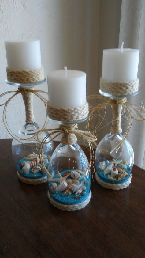 Mason Jar Beach Centerpiece, Ocean Themed Centerpieces, Beachy Floral Arrangements, Sea Decoration Ideas, Candle Holder Decor Ideas, Coastal Centerpiece Ideas, Beach Centerpieces Diy, Ocean Centerpieces, Beach Theme Centerpieces