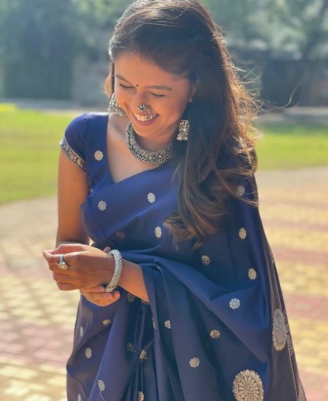 Makar Sankranti Photo, Marathi Saree, Marathi Actress, Saree Poses, Cool Picks, Makar Sankranti, Trendy Blouse Designs, Trendy Blouses, Elegant Saree