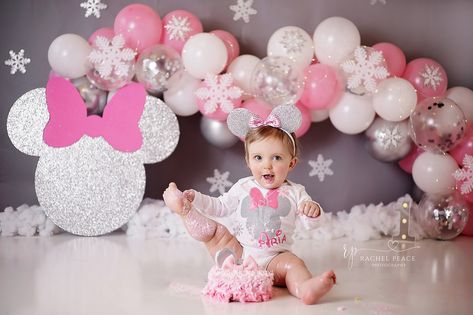 Minnie winter wonderand cake smash - rachel peace photography Minnie Balloons, Cake Smash Inspiration, Winter Wonderland Cake, Minnie Mouse Birthday Party Decorations, Cake Smash Theme, Minnie Mouse First Birthday, Winter Wonderland Birthday, Minnie Mouse 1st Birthday, Smash Cake Girl