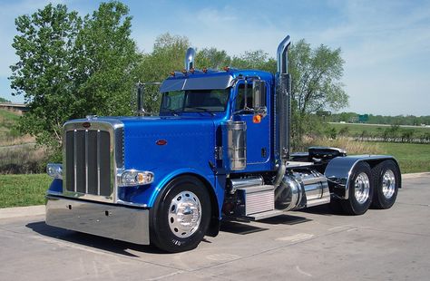 Beautiful blue Peterbilt 389 Peterbilt, Growing Up On A Farm, Custom Peterbilt, Oliver Tractors, Peterbilt 389, Custom Big Rigs, Show Trucks, Trucking Companies, Peterbilt Trucks