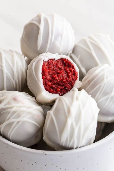 Red And White Desserts, Red Velvet Mini Cakes, Cakes For Two, Truffle Recipe Christmas, Red Velvet Truffles, Truffles Recipes, Red Velvet Cake Pops, Truffle Chocolate, Chocolate Rice Krispies