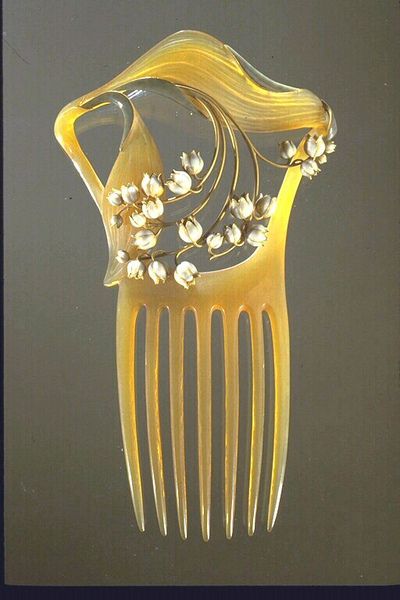 *René Lalique* Lalique Jewelry, Antique Hair Combs, Bijoux Art Deco, Bijoux Art Nouveau, Vintage Hair Combs, Hair Adornments, Art Nouveau Jewelry, Deco Jewelry, Hair Ornaments